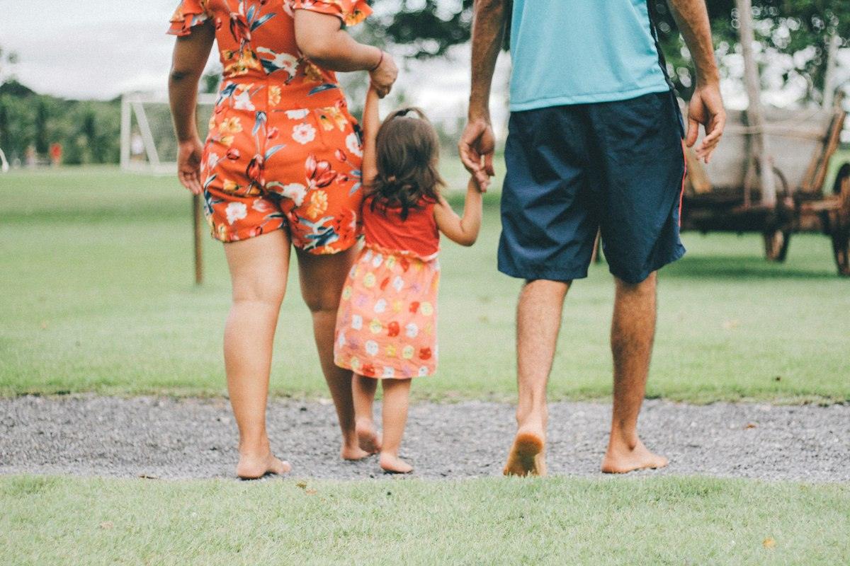 Familia caminando de la mano